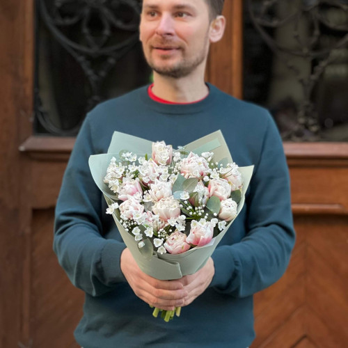 Букет з тюльпанів та алліумів «Полуничне мереживо»