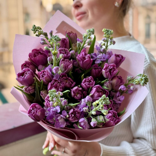Букет з фіолетових тюльпанів та матіоли «Чорничний чізкейк»