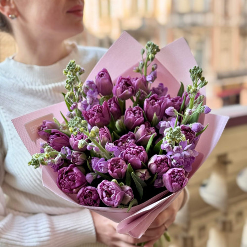Букет з фіолетових тюльпанів та матіоли «Чорничний чізкейк»