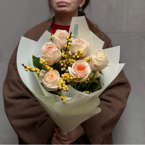 Піоновидні троянди Cream X-Pression у букеті «Осінні персики»