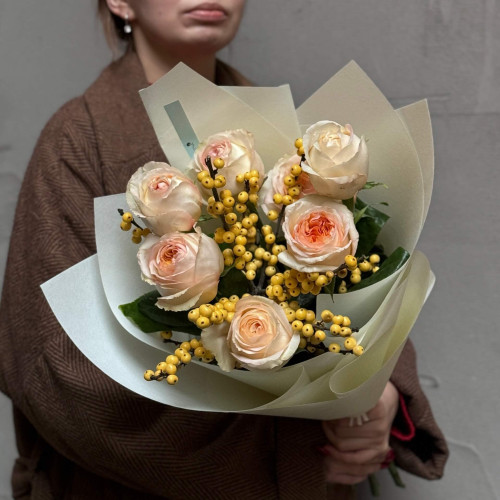 Піоновидні троянди Cream X-Pression у букеті «Осінні персики»