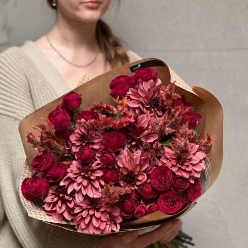 Бордовий букет з кущовою трояндою «Терпка вишенька»