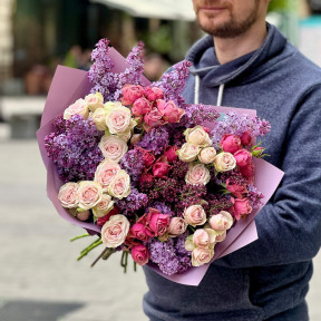 Ароматний букет з бузком та кущовою піоновидною трояндою «Ароматний травень»