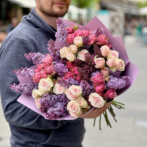 Душистый букет с сиренью и кустовой пионовидной розой «Ароматный май»