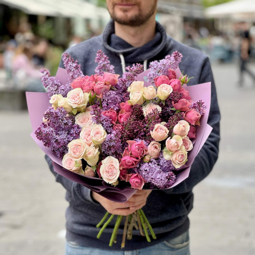 Душистый букет с сиренью и кустовой пионовидной розой «Ароматный май»