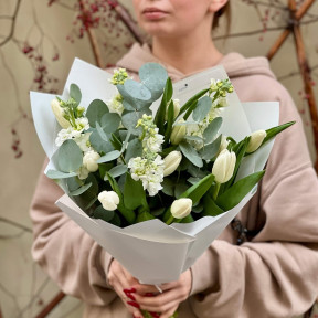 Весенний букет с тюльпанами и маттиолой «Нежный ветерок»