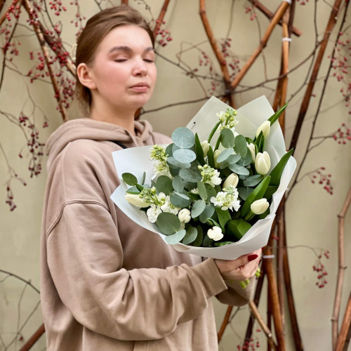 Весенний букет с тюльпанами и маттиолой «Нежный ветерок»