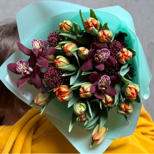 Цікавий букет з тюльпанами та цимбідіумом «Осіння квіточка»