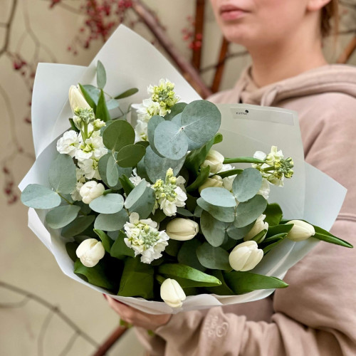 Весенний букет с тюльпанами и маттиолой «Нежный ветерок»