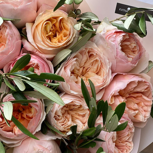 Вишуканий букет із піоновидної троянди Джульєтта «Абрикосове джелато»