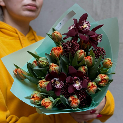Цікавий букет з тюльпанами та цимбідіумом «Осіння квіточка»