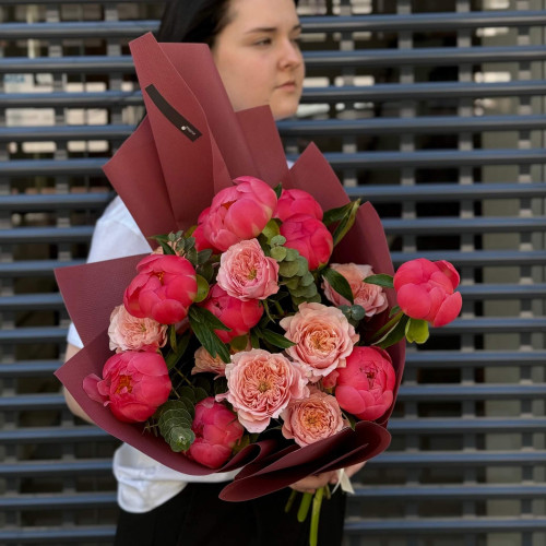 Яскравий букет з півоніями та піоновидними трояндами «Півонієва сила»