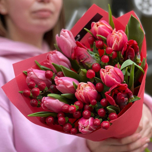 Милий букет з тюльпанами та хіперікумом «Рубінові ягідки»