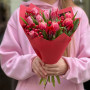 Милий букет з тюльпанами та хіперікумом «Рубінові ягідки»