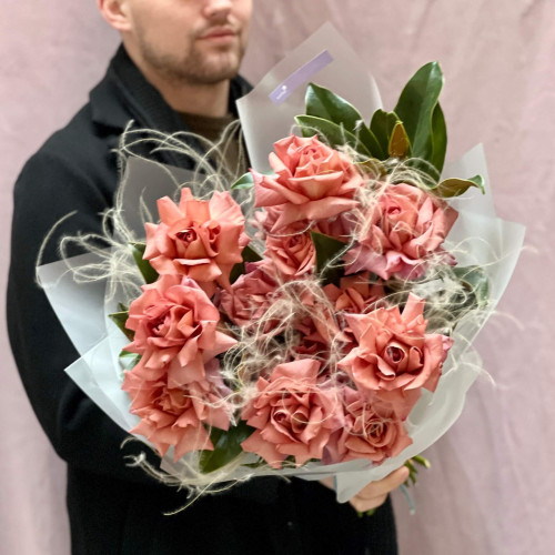 Stylish bouquet of 15 Barista roses and skimmia «Lviv coffee»