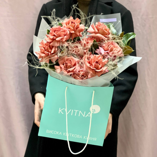 Stylish bouquet of 15 Barista roses and skimmia «Lviv coffee»