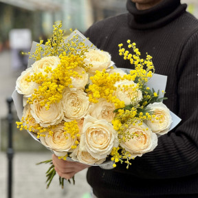 Розкішний букет з фантастичною мімозою та піоновидною трояндою Innocentia «Італійська весна»