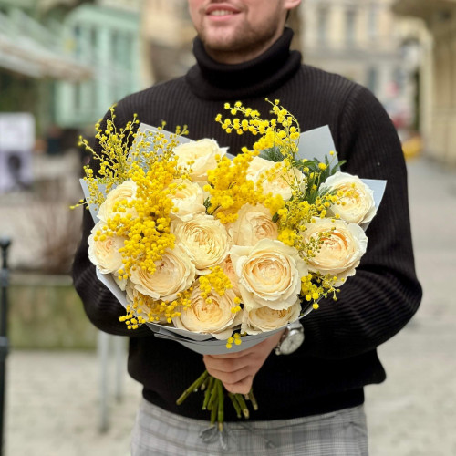 Розкішний букет з фантастичною мімозою та піоновидною трояндою Innocentia «Італійська весна»