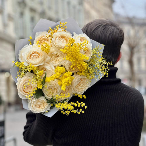 Розкішний букет з фантастичною мімозою та піоновидною трояндою Innocentia «Італійська весна»