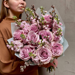 Весняний букет з трояндами та матіолою «Ніжне притяжіння»