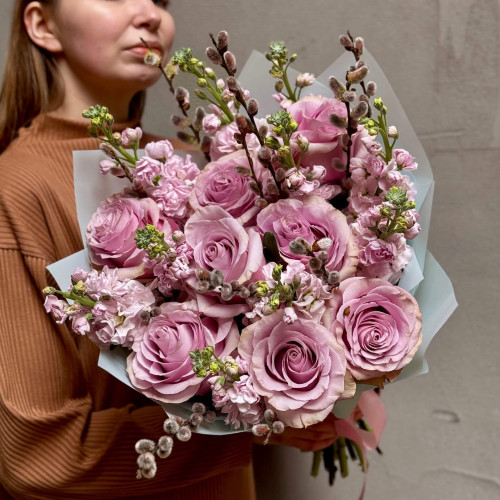 Весняний букет з трояндами та матіолою «Ніжне притяжіння»