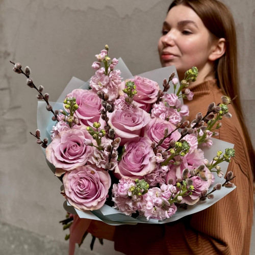 Весняний букет з трояндами та матіолою «Ніжне притяжіння»