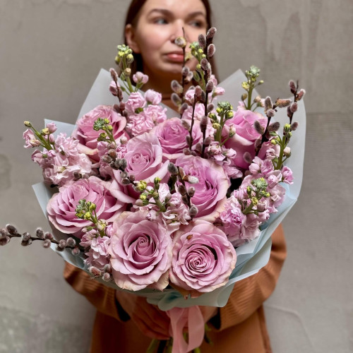 Весняний букет з трояндами та матіолою «Ніжне притяжіння»