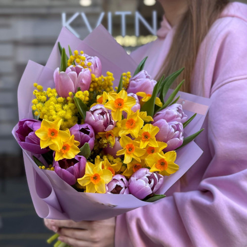 Ароматный букет с мимозой и нарциссами «Идеальный контраст»