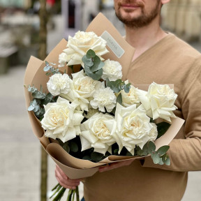 White bouquet of Playa Blanca roses and dianthuses «Light Waltz»