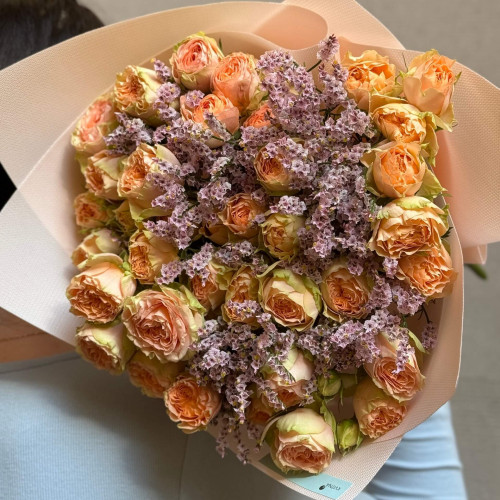 Кущова піоновидна троянда у букеті «Лагідні обійми»