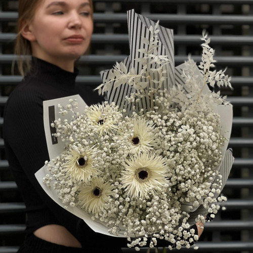 Белый букет с герберами сорта Phantom «Сахарное кружево»