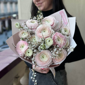 Ранункулюс и гениста в букете «Свежая изысканность»