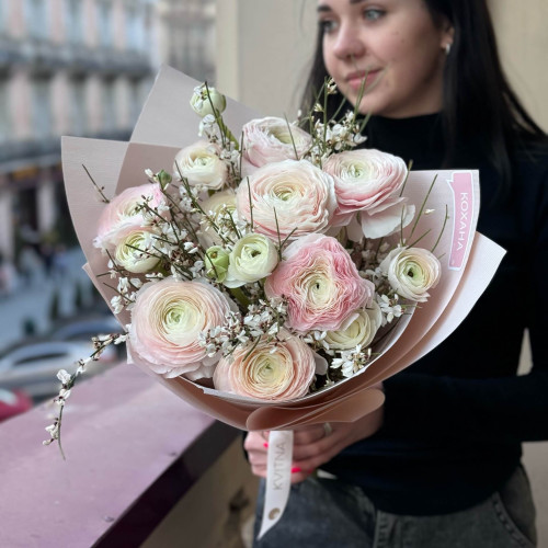 Ранункулюс і геніста у букеті «Свіжа вишуканість»