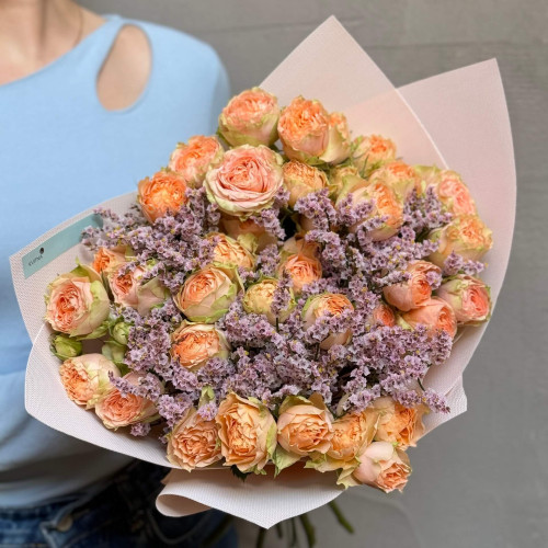 Кущова піоновидна троянда у букеті «Лагідні обійми»