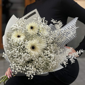 Белый букет с герберами сорта Phantom «Сахарное кружево»