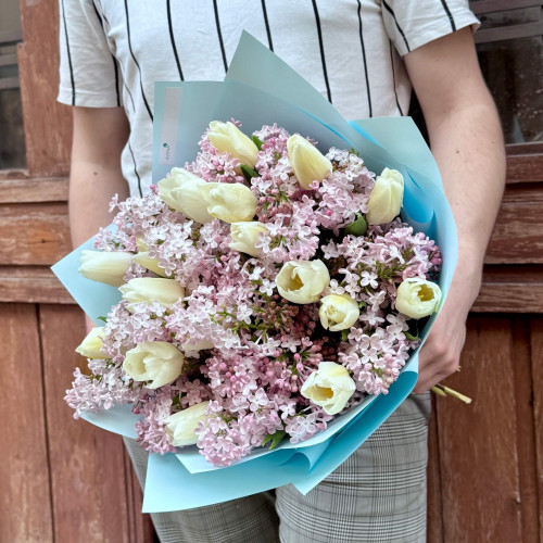 Ароматний букет з бузком та тюльпанами «Парфуми небес»