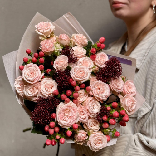 Романтичний милий букет з кущовою трояндою «Полуничні крапельки»