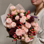Романтичний милий букет з кущовою трояндою «Полуничні крапельки»