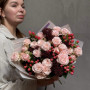 Романтичний милий букет з кущовою трояндою «Полуничні крапельки»