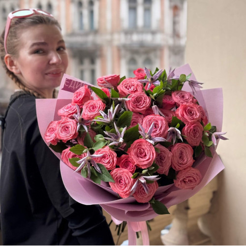 Яскравий букет з кущовою піоновидною трояндою «Проблиски аметисту»