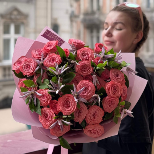 Яскравий букет з кущовою піоновидною трояндою «Проблиски аметисту»