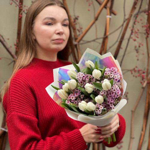 Ніжний букет із тюльпанів та хамелаціуму «Біле сяйво»