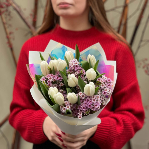 Ніжний букет із тюльпанів та хамелаціуму «Біле сяйво»