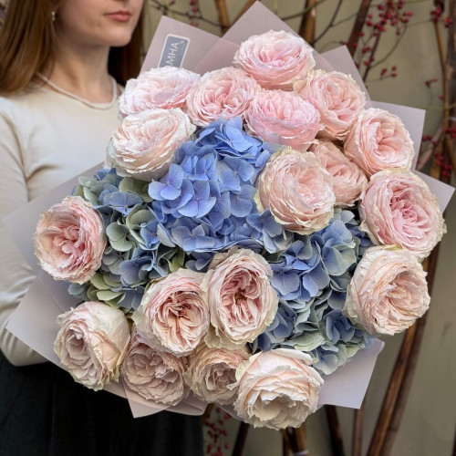 Розкішний букет із піоновидної троянди Tsumugi та гортензії «Барокове мереживо»