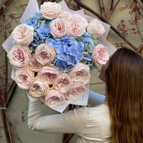 Розкішний букет із піоновидної троянди Tsumugi та гортензії «Барокове мереживо»