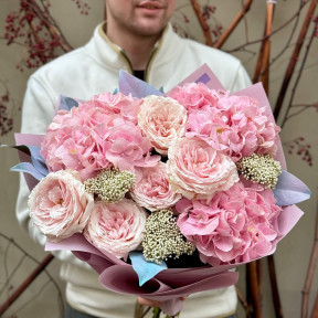Рожевий романтичний букет з півонієвидними трояндами «Мрійлива принцеса»