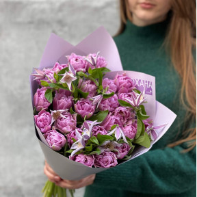 Чарівний букет із 25 півонієвидних тюльпанів та клематісу «Бузкові метелики»