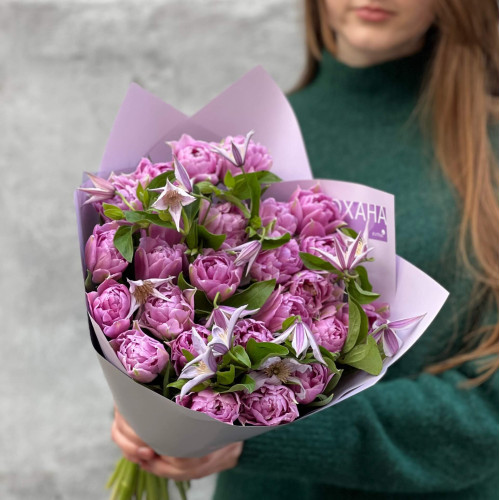 Чарівний букет із 25 півонієвидних тюльпанів та клематісу «Бузкові метелики»