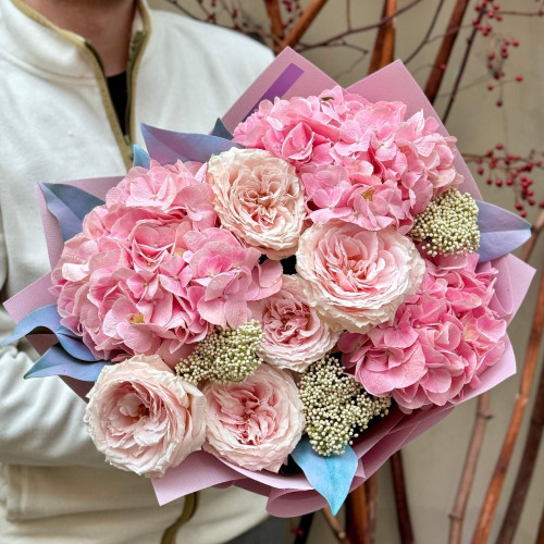 Рожевий романтичний букет з півонієвидними трояндами «Мрійлива принцеса»