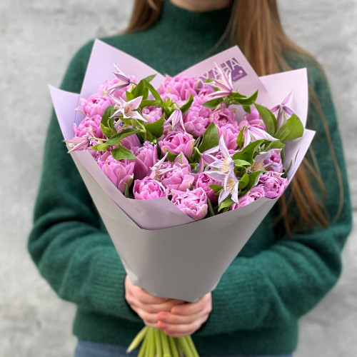 Чарівний букет із 25 півонієвидних тюльпанів та клематісу «Бузкові метелики»